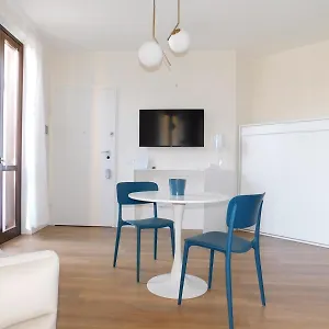 Casa Jotti , Cardano Al Campo Itália